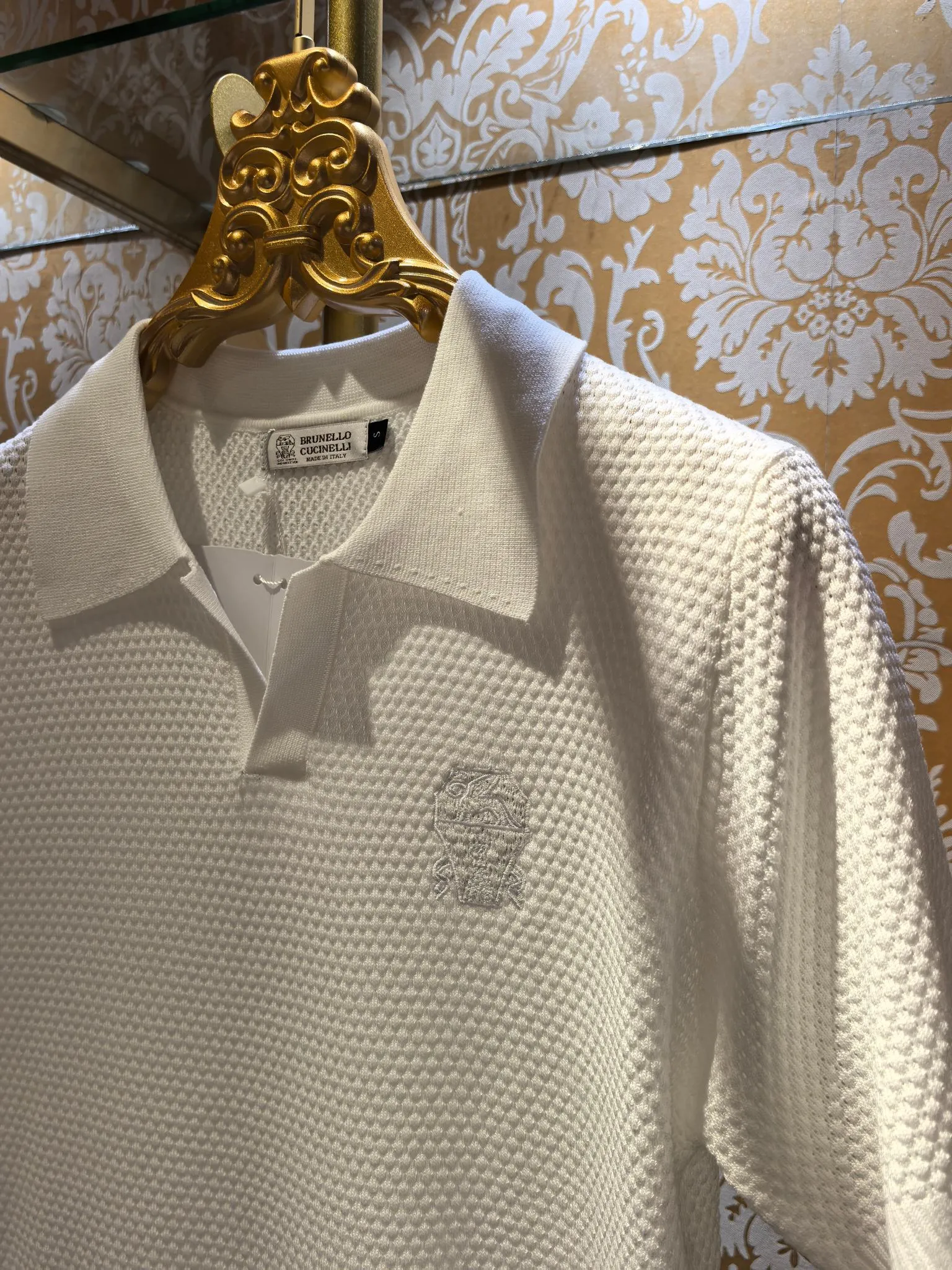 The counter is synchronized with Brunello Cucinelli 🇮🇹BC 2026/ss New Arrival sweater with logo embroidery on the chest. The fabric is perfectly made with 14 needles of imported machines. The counter restores the upper body spirit Comfortable Breathable Slim fit Color White Sizes S M L XL